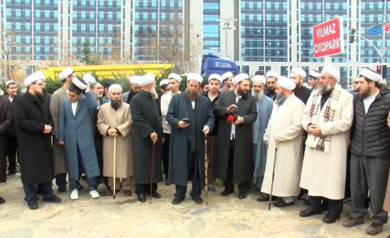 6 yaşındaki çocuğa istismar davası: Tarikatçılar adliye önünde toplandı. Yusuf Ziya Gümüşel ve Kadir İstekli hakkında mahkemeden flaş karar