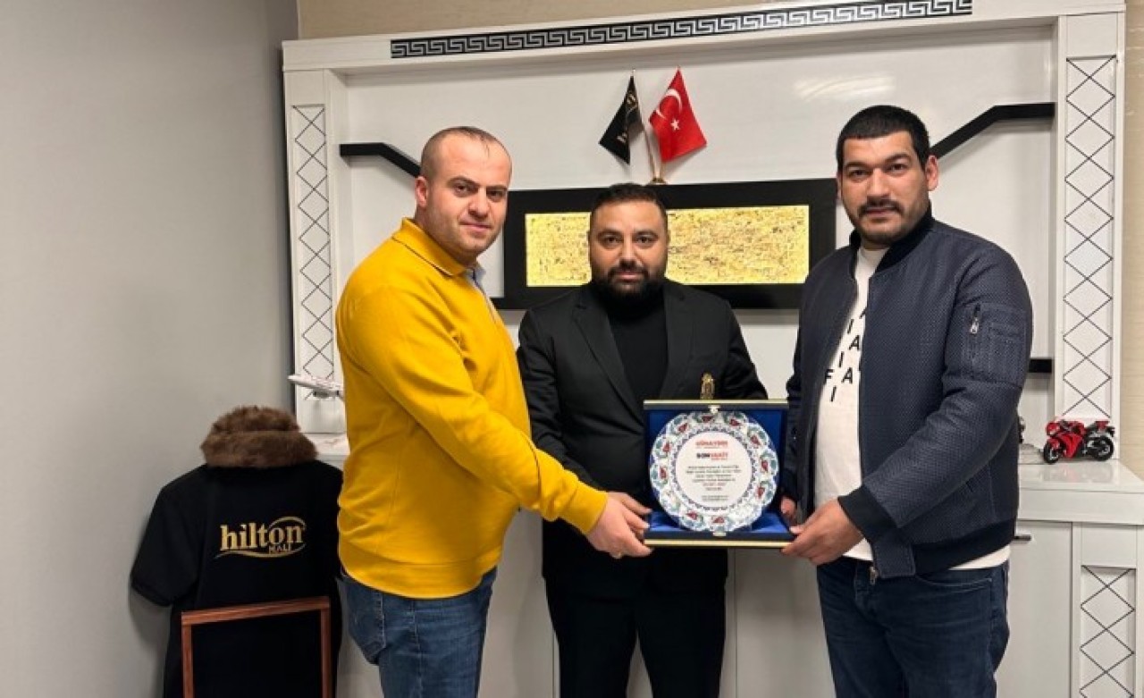Hilton Halı Yöneticisi Aydın Yüksel’e Dünya Markası Ödülü