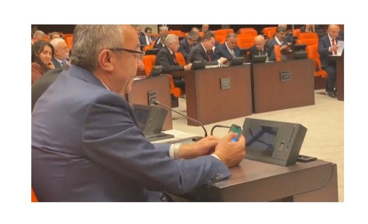 CHP'li Altay'ın  Mecliste oyun oynaması kameraya yansıdı