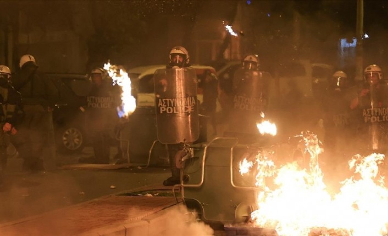 Atina'da polisin öldürdüğü genci anma yürüyüşünde olay çıktı
