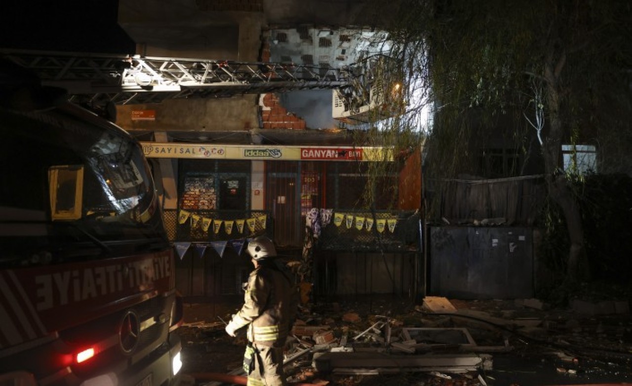 Avcılar'da ev sahibiyle tartışan kiracı boşalttığı evi yaktı,  duvarlar patladı