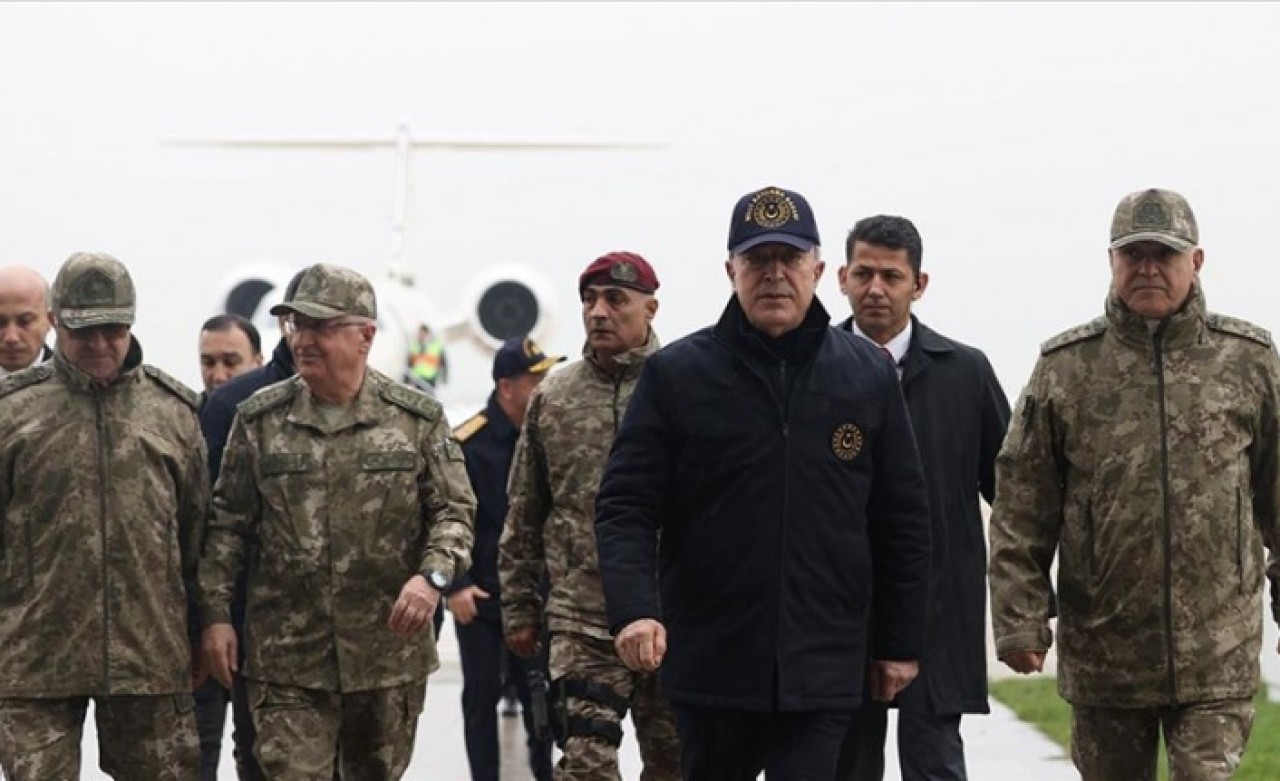 Bakan Akar,  beraberindeki komutanlarla sınır hattında