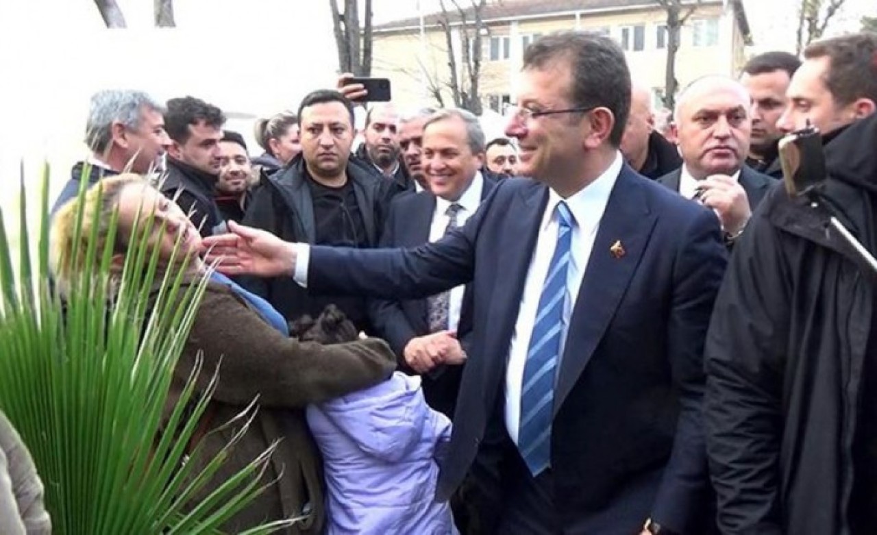İmamoğlu'na soğuk duş: Yanağına dokunmak istediği kadın,  bir anda bağırıp tepki gösterdi