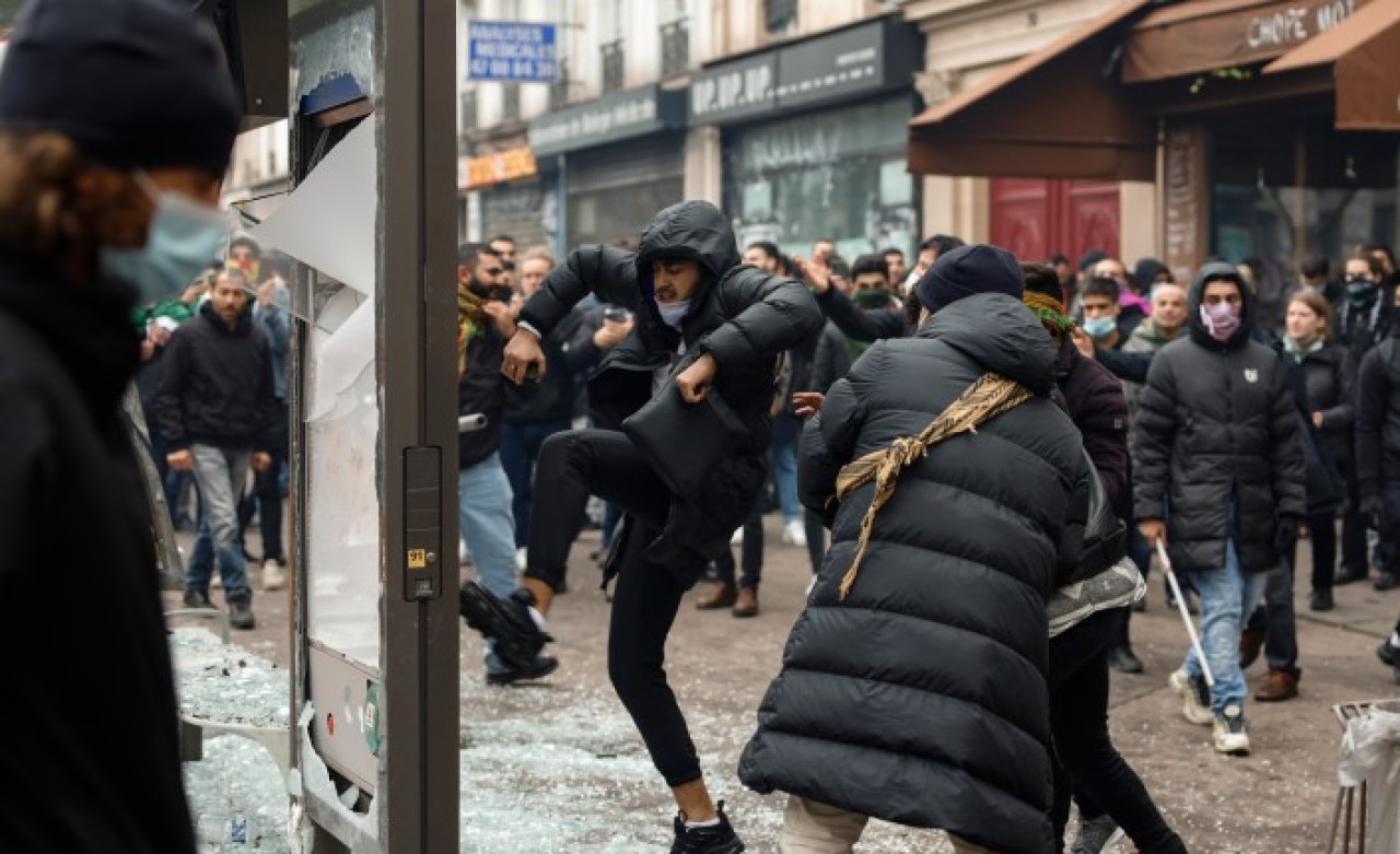 'Bu Fransa'daki PKK. Hala sessiz kalacak mısınız?'