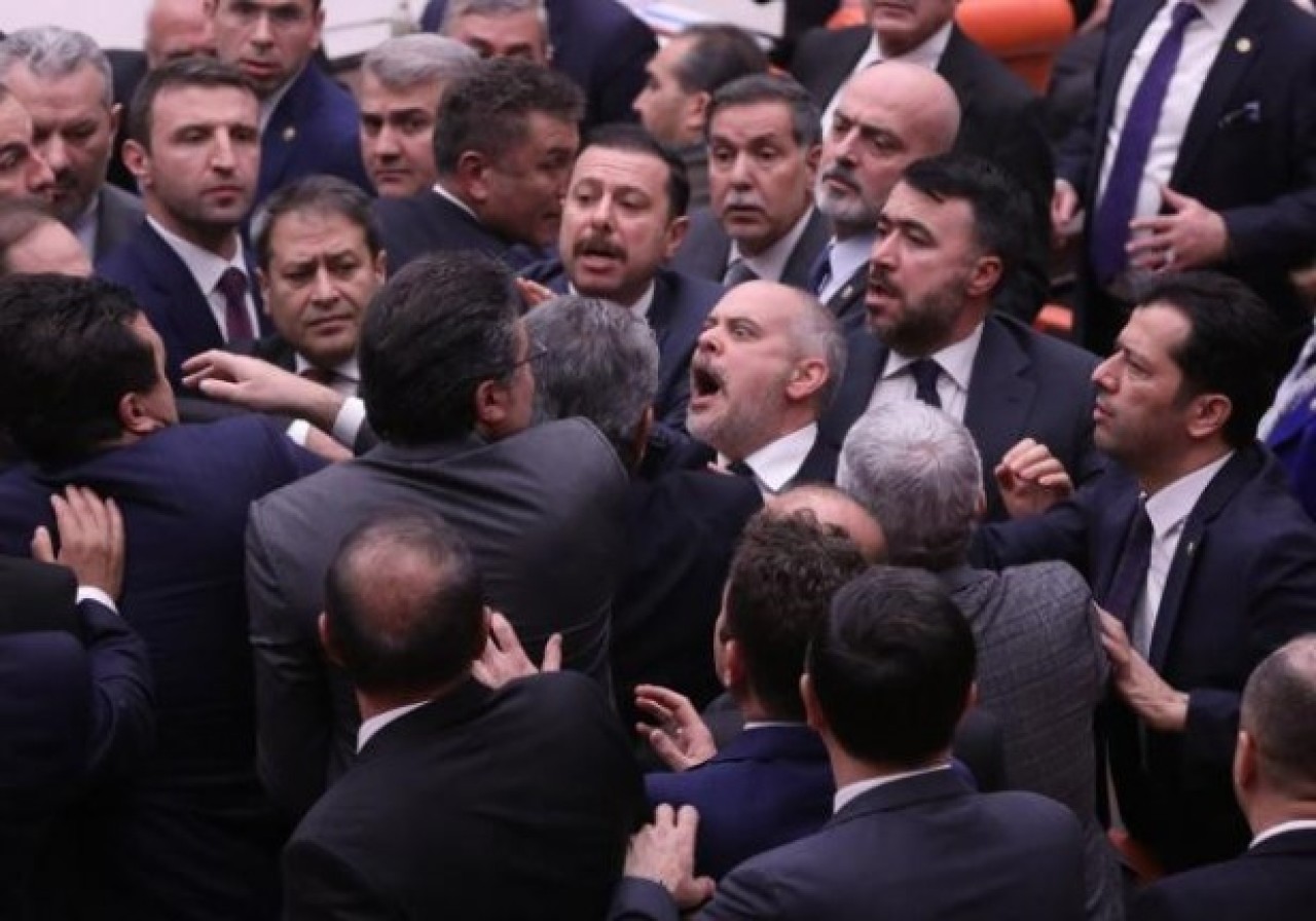 Burası TBMM! Vekiller birbirine girdi: Yakışmayan görüntüler