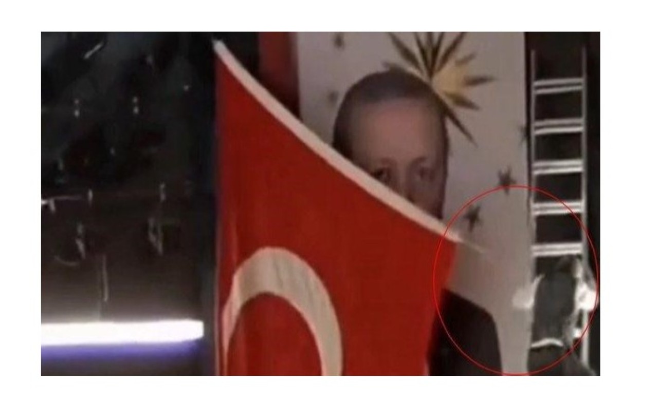 CHP'nin Cunhurbaşkanı hazımsızlığı: Portresinin üzerini Türk bayrağı ile kapattılar.