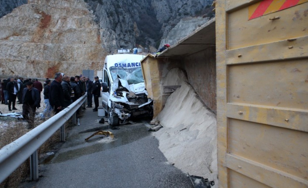 Çorum'da kamyonla minibüs çarpıştı: Mehmet Gafar öldü,  7 yaralı var