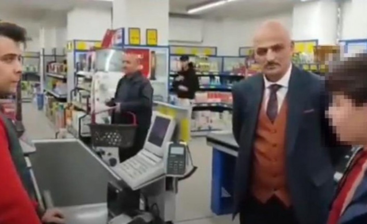 Ekmek parası için çalışan insanlara bu nasıl davranış! Babalarından talimat alan küçük çocuklar,  BİM kasiyerini fırçaladı