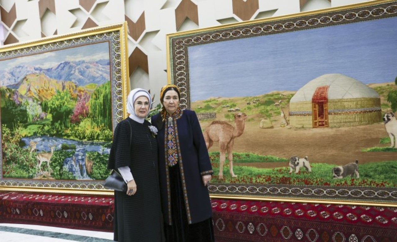 Emine Erdoğan Türkmen El Sanatları Sergisi'ni gezdi