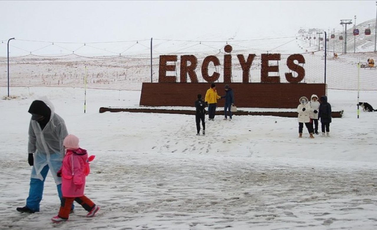 Erciyes'te kar yağışı etkili oluyor