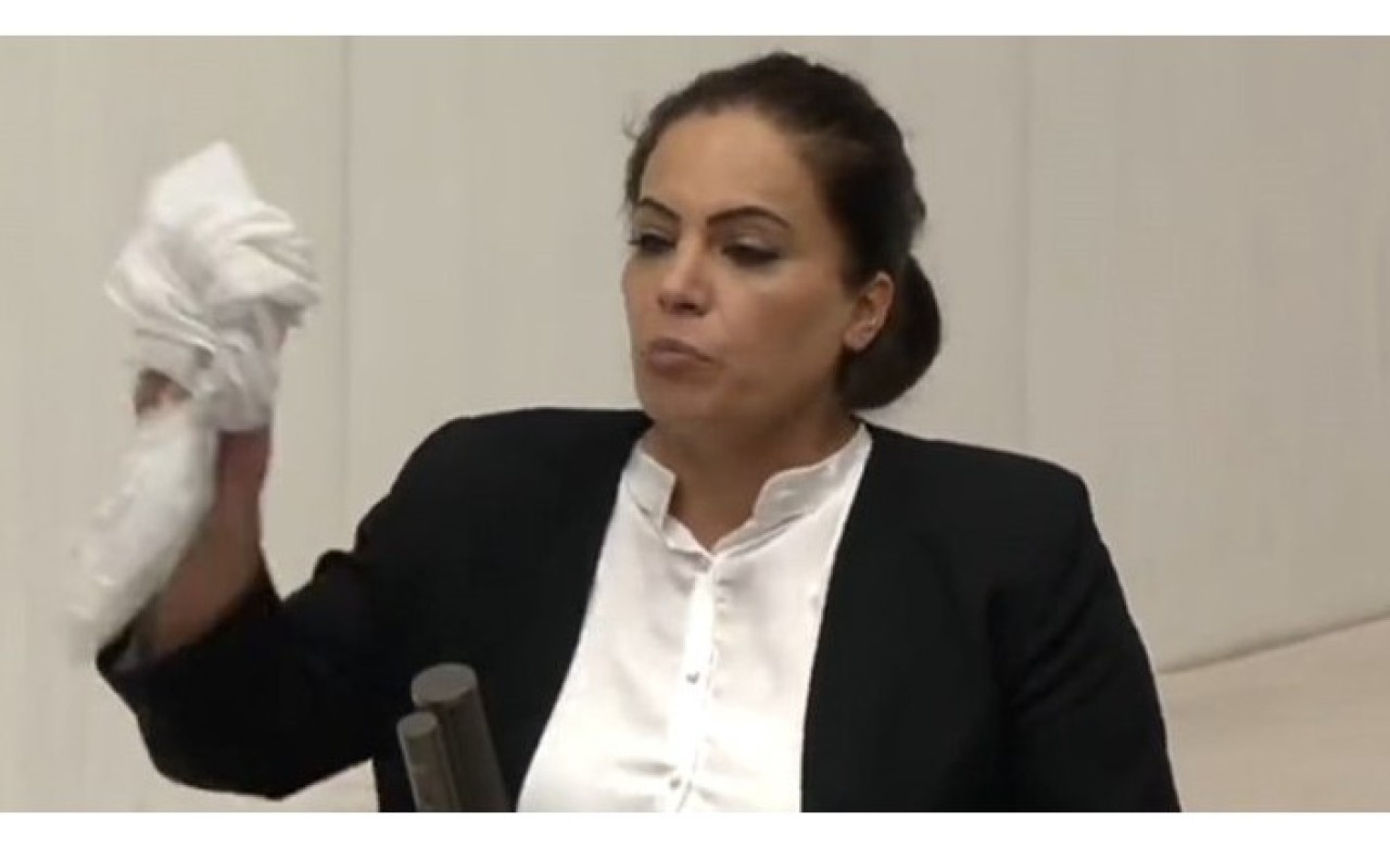 HDP'li vekilden  TBMM'de provokasyon! Tülbendini yere attı