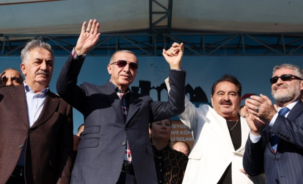 İbrahim Tatlıses ne demek istedi? Herkes bunu araştırıyor! 'Bize Cumhurbaşkanımız yeter,  gerisi te go ti çi go ti'