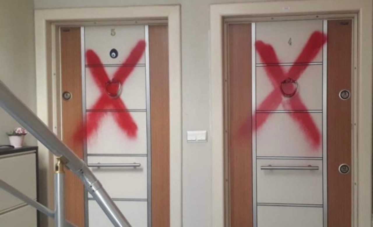 İnanılmaz olay: Didim'de Alevi vatandaşların evinin kapısına kırmızı çarpı koyan bakın kim çıktı?