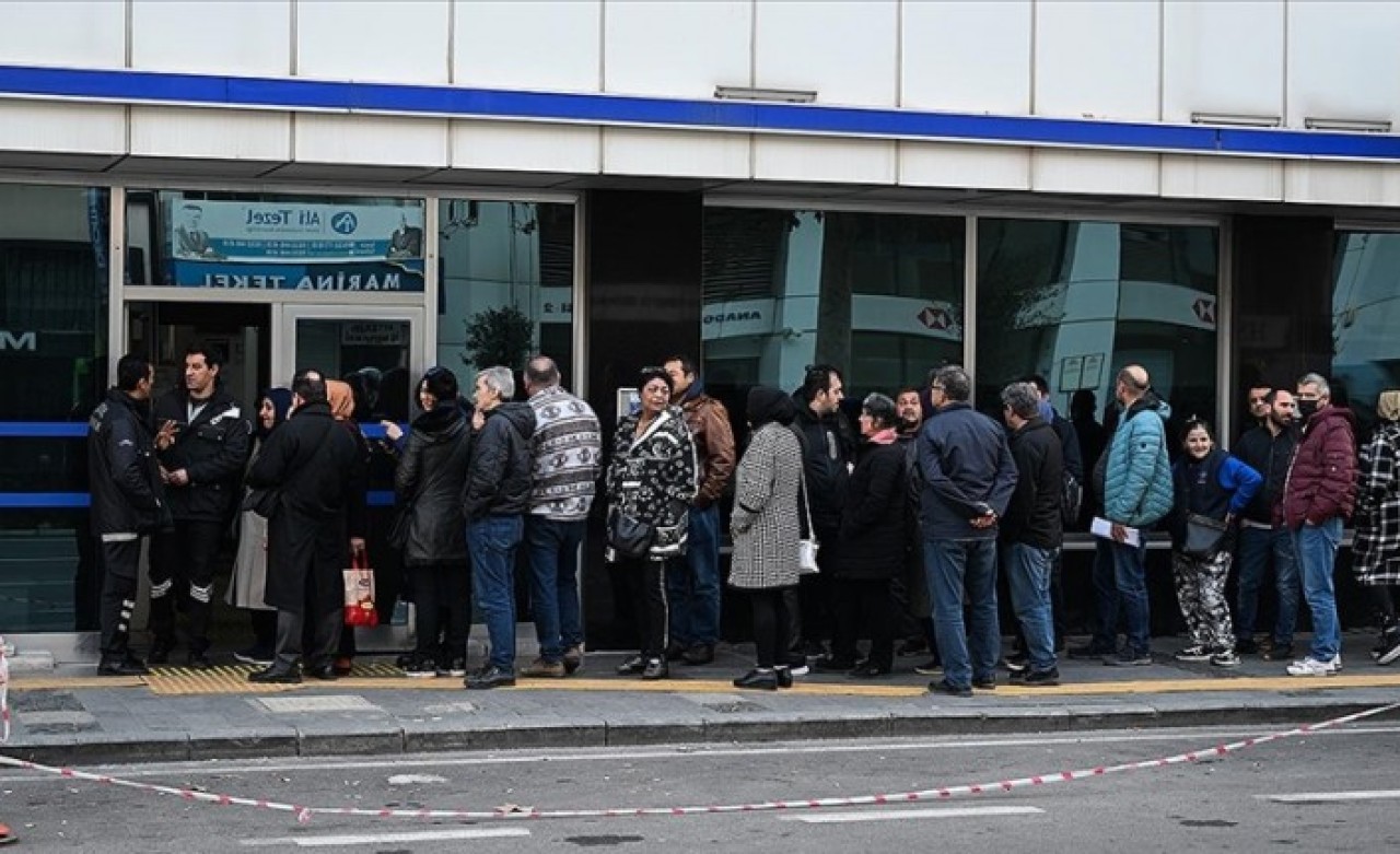 İstanbul ve İzmir'de SGK önlerinde EYT kuyrukları oluştu