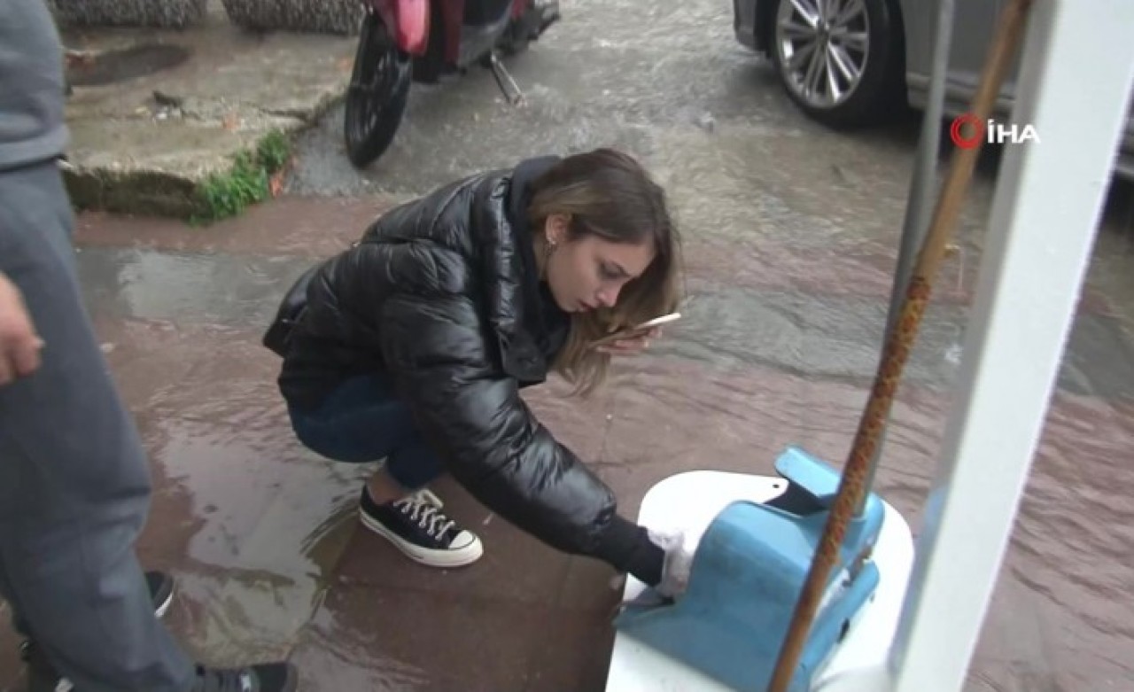 İzmir'deki selde ölen lağım faresine kalp masajı yapan kız gözyaşlarına engel olamadı