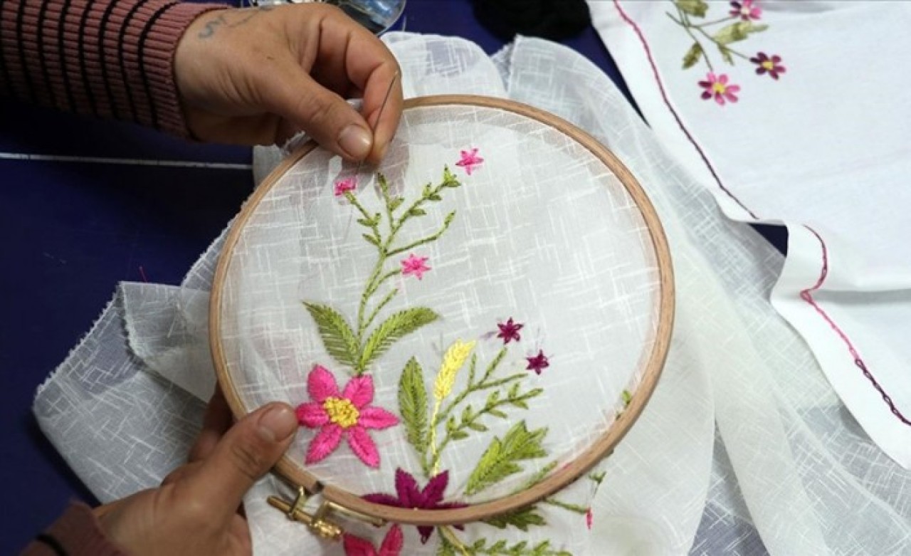 Kadınlar "köy yaşam merkezi"nde atıl kumaşları ürüne dönüştürüyor