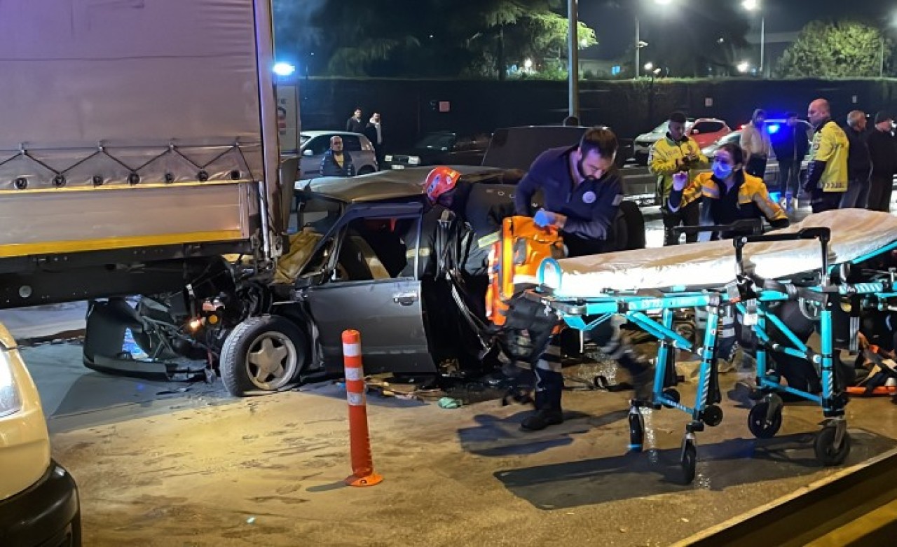 Kocaeli'de TIR'a çarpan otomobildeki Nisa Nur Sofu ve Hüseyin Tıknaz öldü