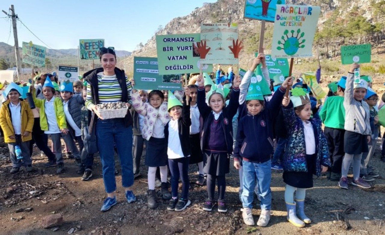 Marmaris'te ilkokul öğrencileri yanan alanlara 4 bin 250 tohum topu saçtı