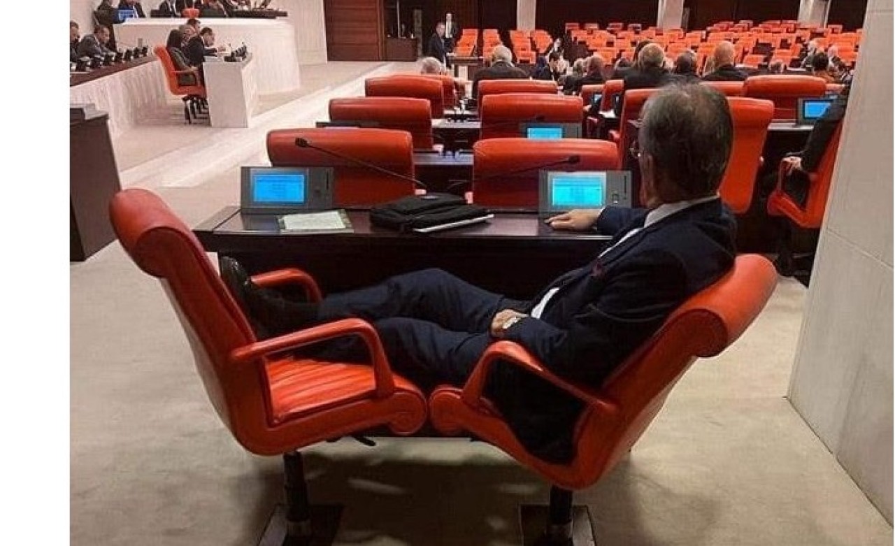 Meclis'te tepki çeken fotoğraf!  İYİ Partili Andican'ın "bütçe" keyfi