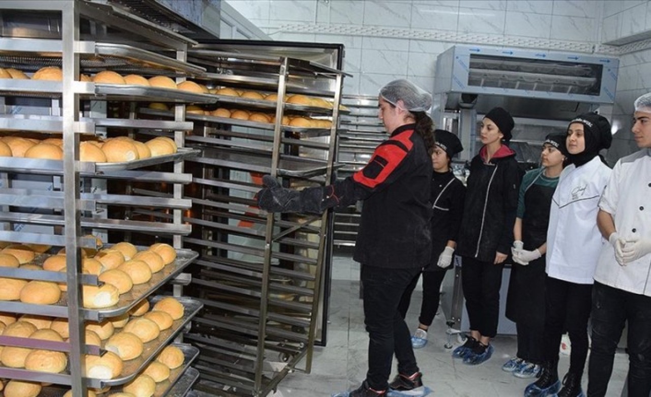 Meslek lisesi öğrencileri günde 10 bin ekmek üretiyor