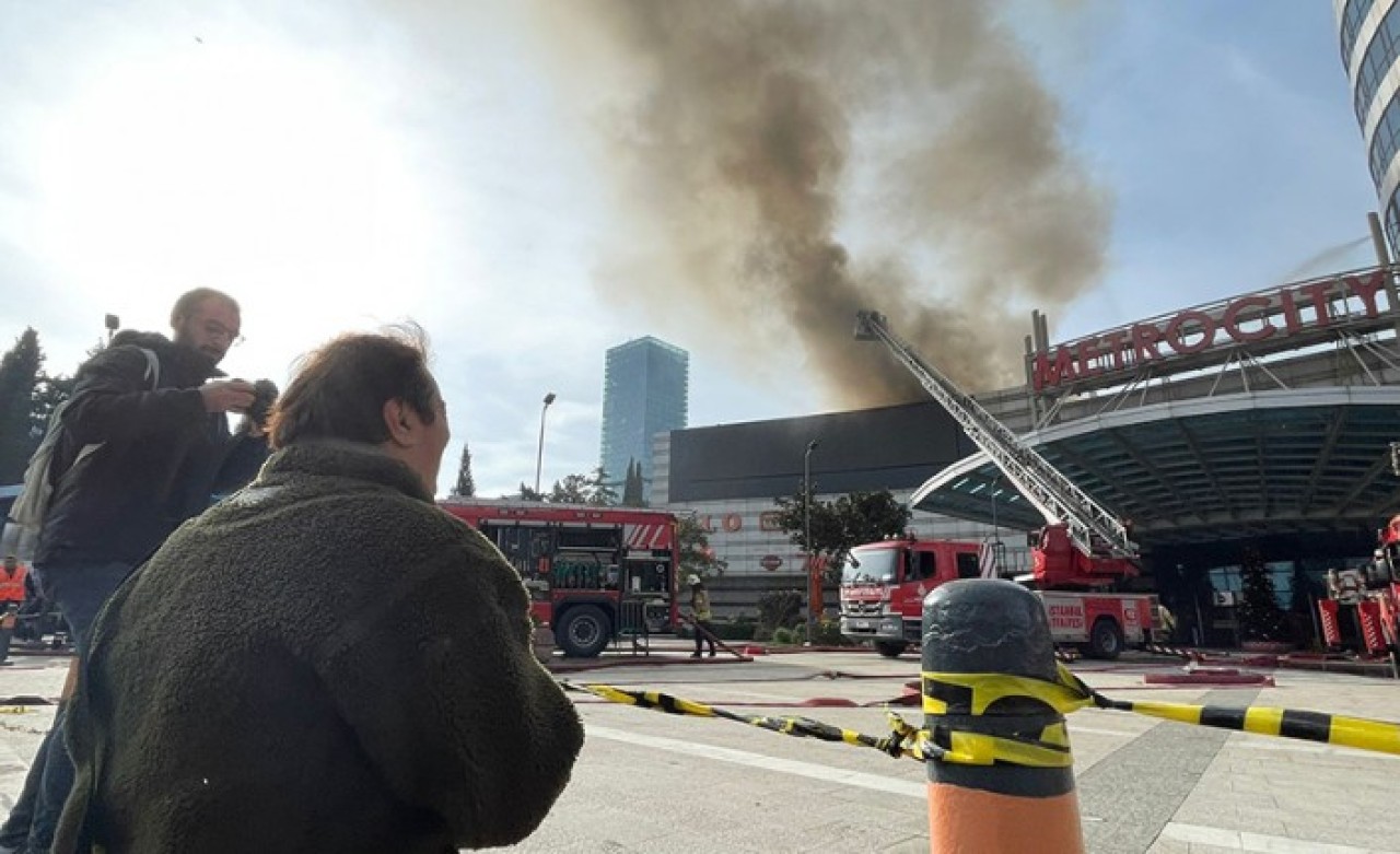 Metrocity AVM yanıyor: Dumanlar İstanbul'u kapladı