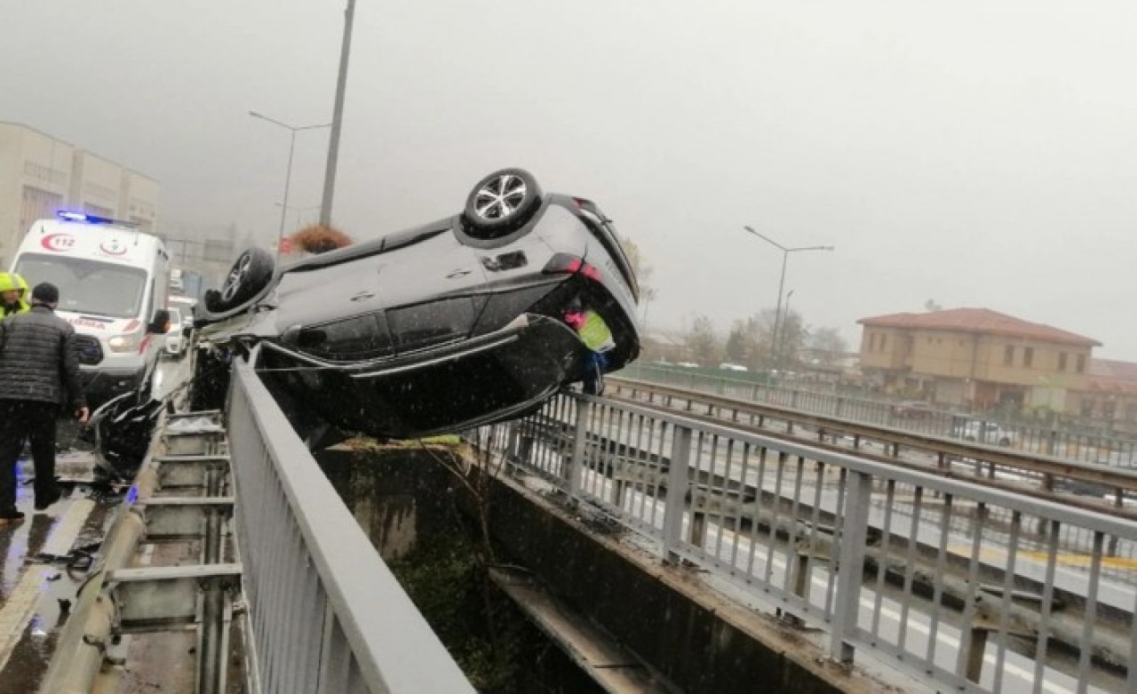 Rize'de görülmemiş kaza: Araç havada asılı kaldı
