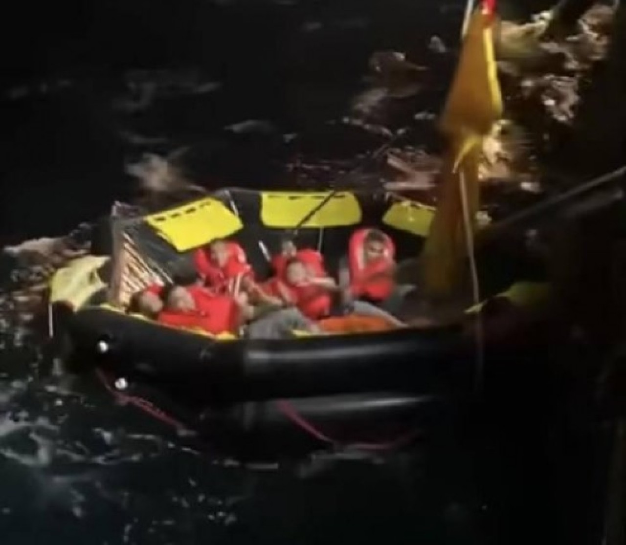 Savaş gemisi battı,  onlarca asker kayıp! Ülkede büyük şok