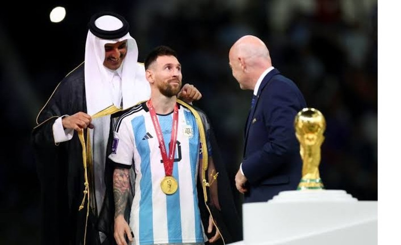 Sebebi ortaya çıktı! Herkes Dünya Kupası'nı kaldırmadan önce Messi'ye giydirilen kıyafeti konuşuyor