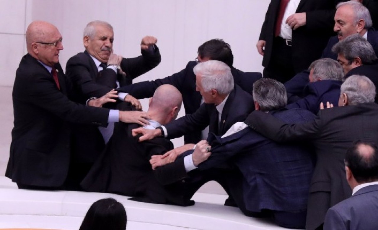 TBMM'de çirkin görüntüler! Yumruk yumruğa kavga: Bir milletvekili hastanelik oldu,  yoğun bakıma alındı