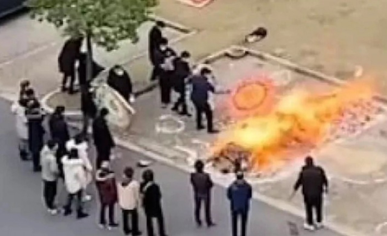 Çin’den korkunç görüntüler: Sokak ortasında ceset yakmaya başladılar