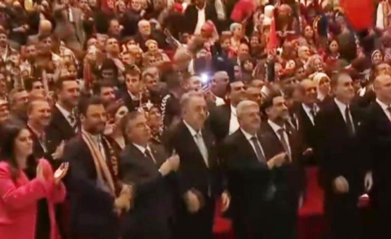 Cumhurbaşkanı Erdoğan'ın konuşmasını dinleyenler arasında yer alan 3 ünlü isim dikkat çekti