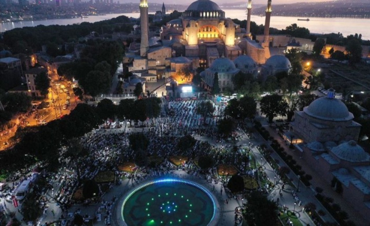 Diyanet İşleri Başkanı Erbaş,  Ayasofya'da gençlerle sabah namazında buluştu