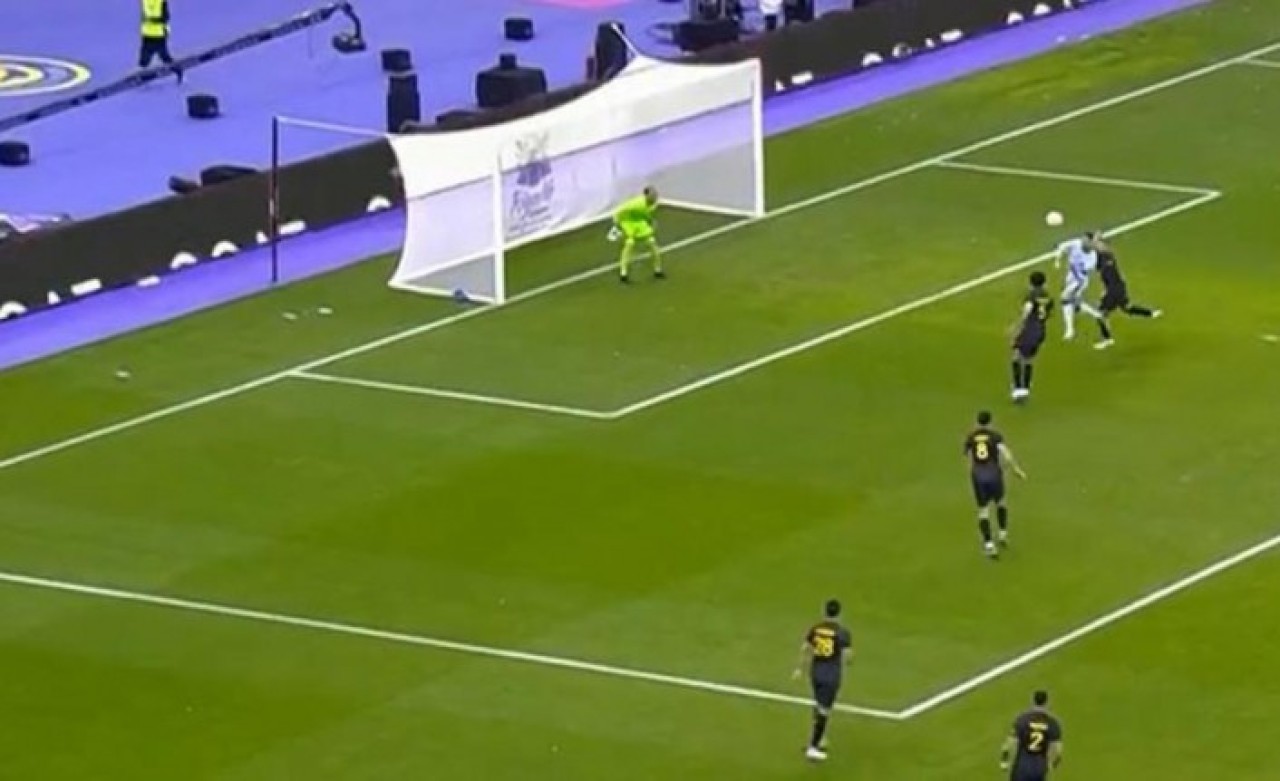 Dünya,  Ronaldo'nun Messi'nin takımına gol attığı an reklam panosunda çıkan yazıyı konuşuyor