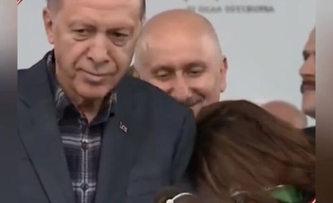 Erdoğan'ın Bursa mitinginde ilginç anlar: Kadın,  başını Erdoğan'ın omzuna yaslayıp bakın ne yaptı