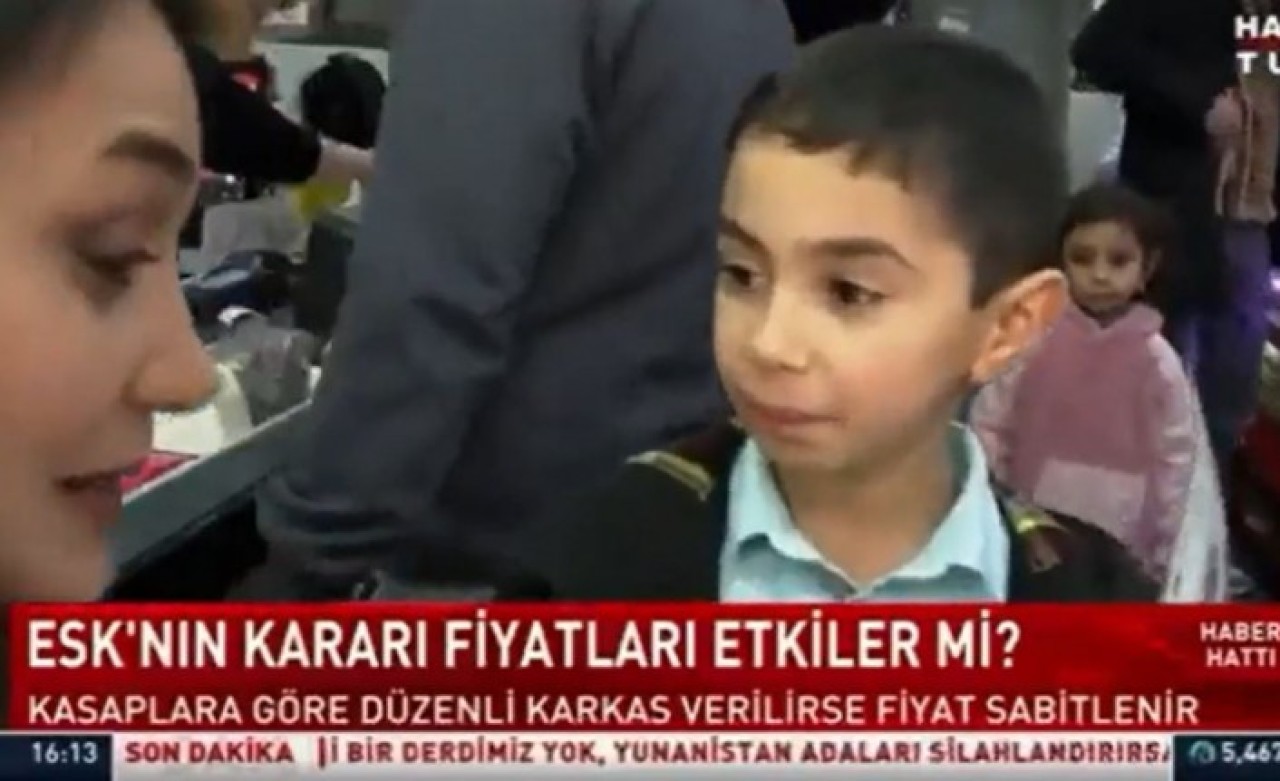Karne günü mikrofon uzatılan çocuğun sözleri herkesi duygulandırdı: 'Annem karne hediyesi olarak et aldı'