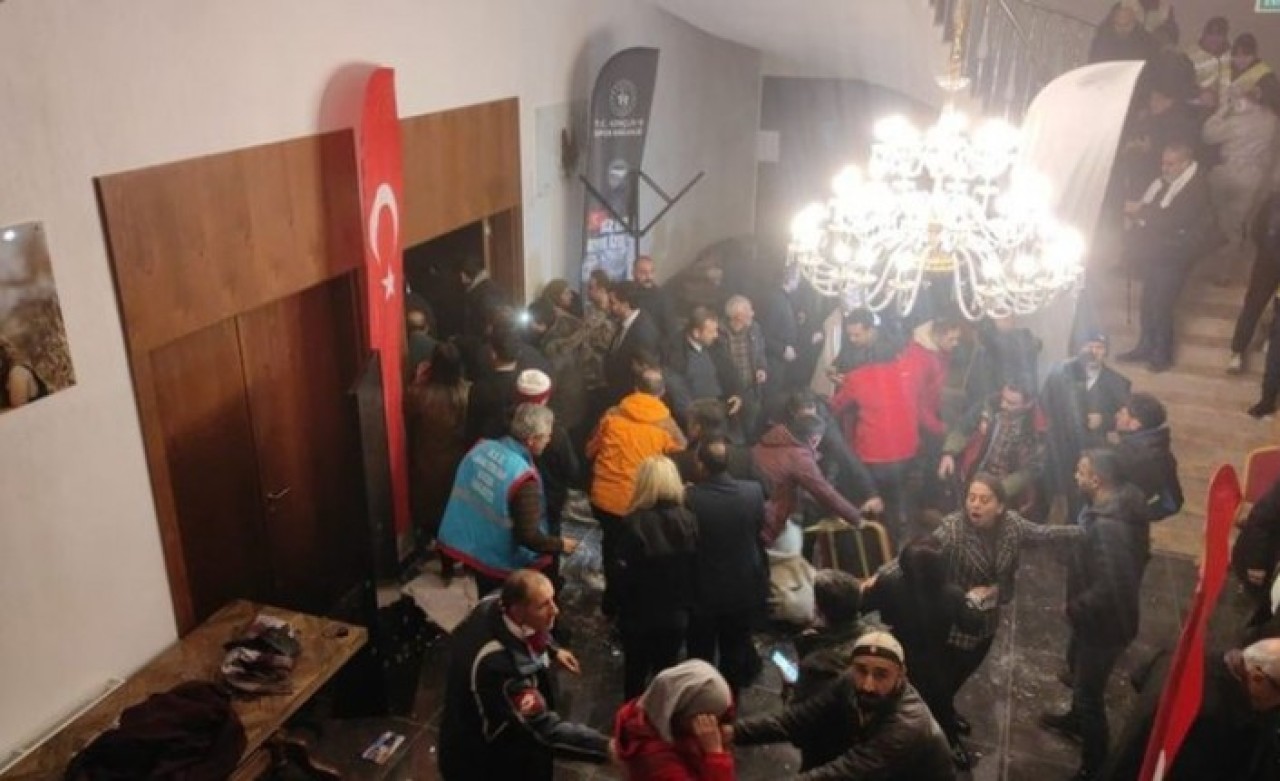 Kars'ta Sarıkamış şehitlerini anma etkinliğinde salonun tavanı çöktü