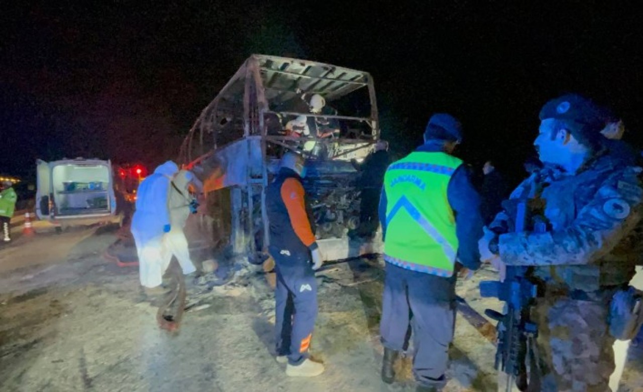 Mersin'de TIR'a çarpan otobüs yandı: 3 kişi öldü,  yaralılar var