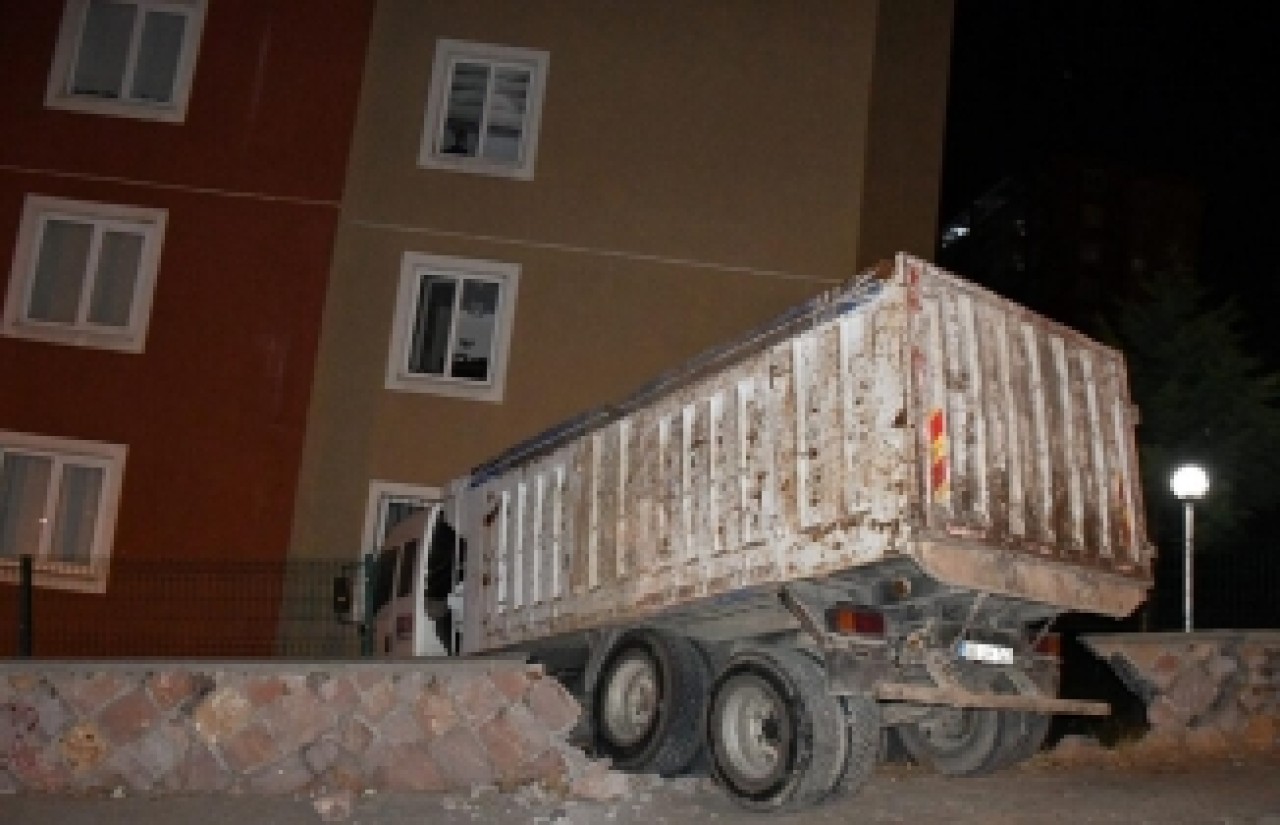 Kahramanmaraş'ta freni boşalan kamyon site ve apartman duvarına çarptı