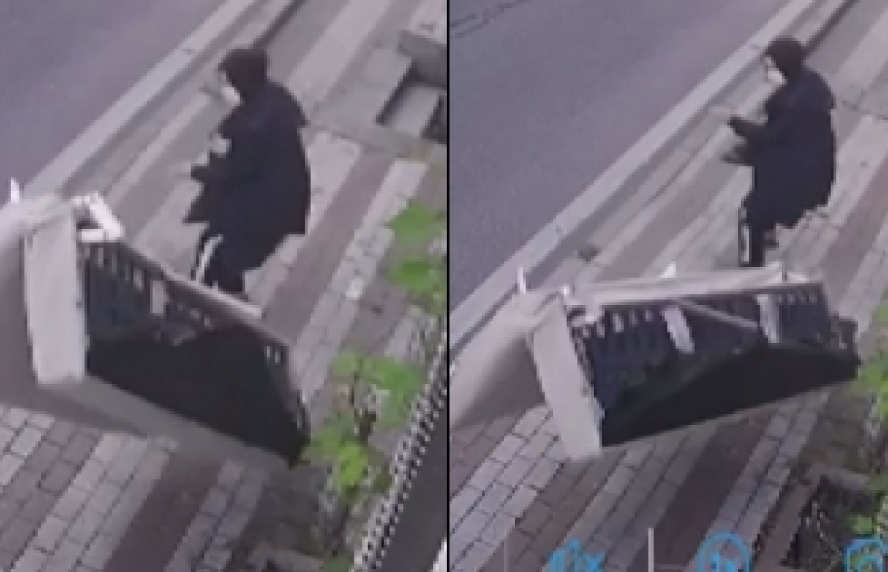 Üçüncü kattan üstüne kanepe düşüyordu! Kadının ölümden döndüğü anlar kamerada