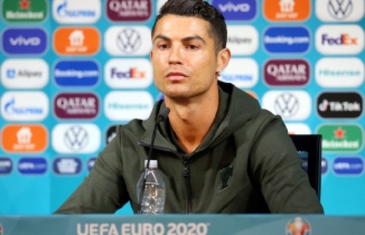 Cristiano Ronaldo’dan anlamlı hareket! Kola şişelerini kenara itti