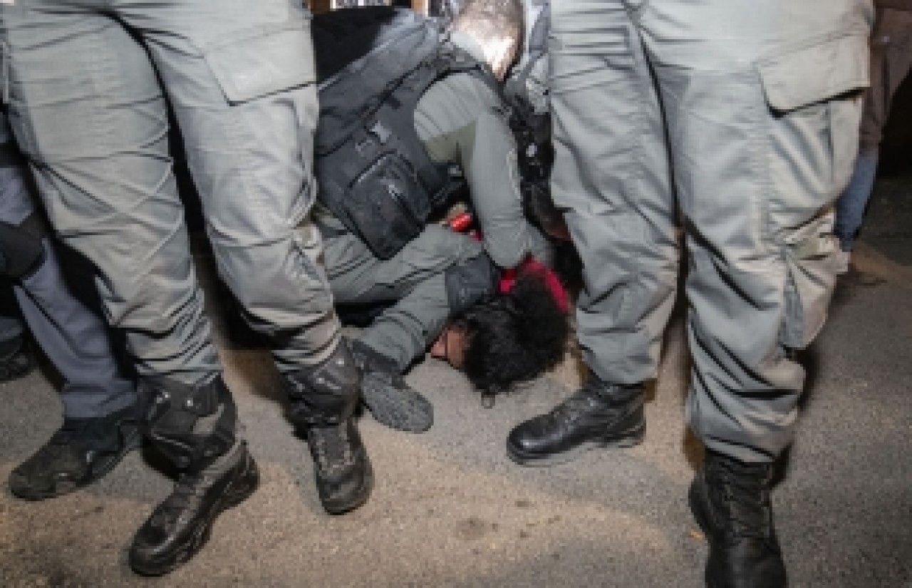 İsrail polisinden Filistinli gence 'George Floyd' olayını hatırlatan gözaltı