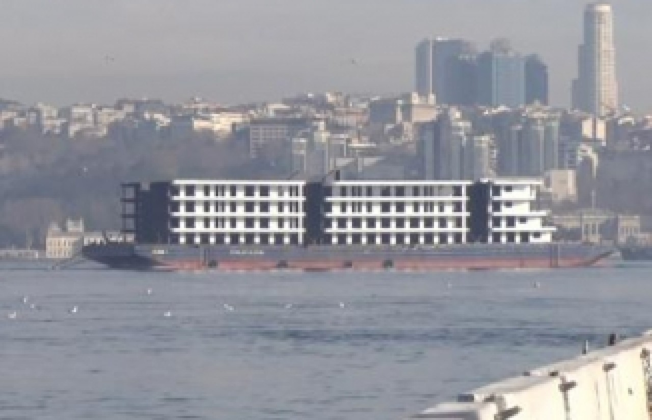 İstanbul Boğazı'ndan 'apartman' geçti