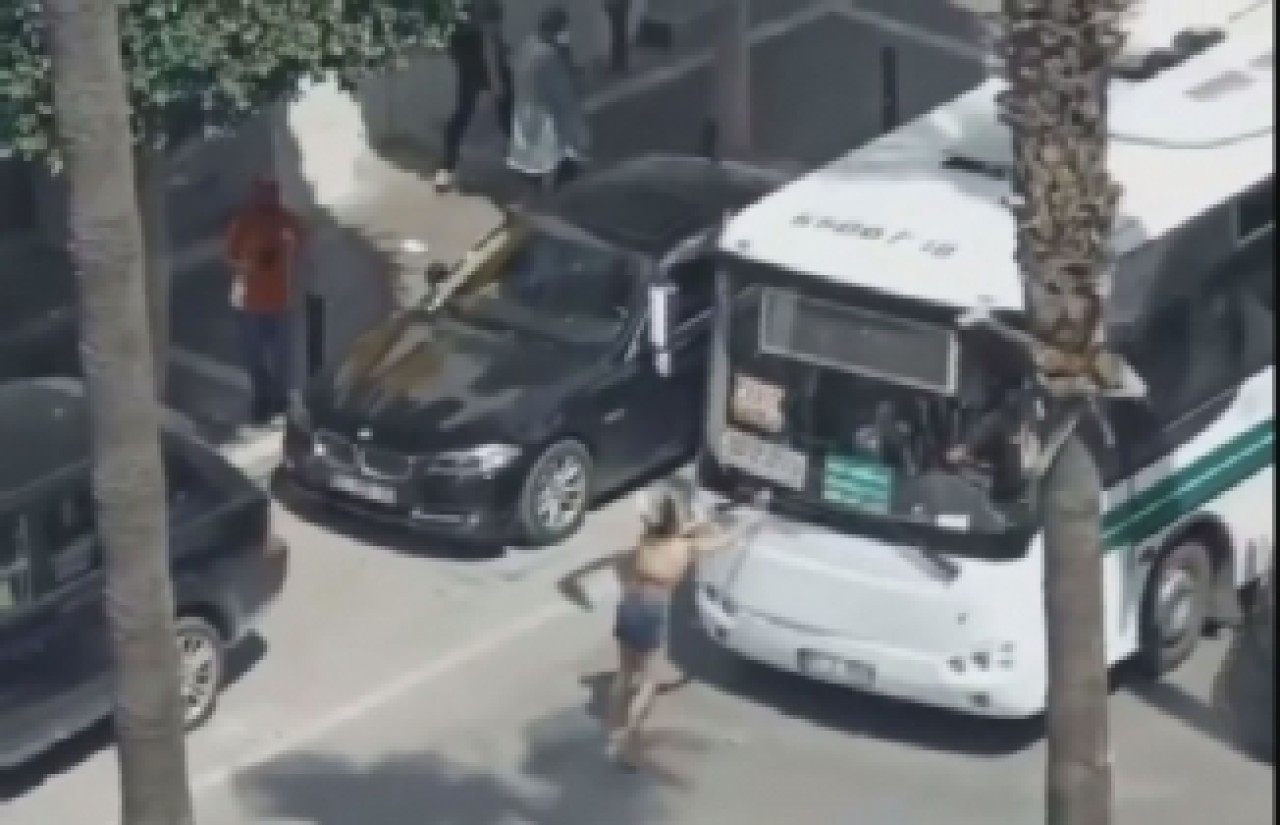 Önce yola yattı,  sonra araçlara saldırdı! Adana bu kadını konuşuyor