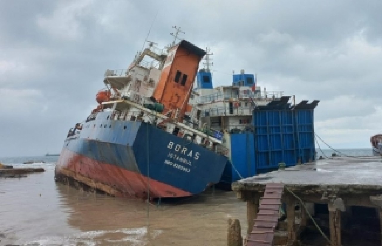 Sürüklenen gemi kıyıdaki gemiye çarparak durabildi