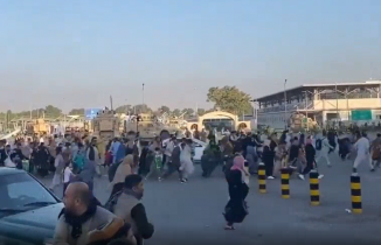 Afganistan'dan şok görüntüler! Havaalanında ateş açıldı ölenler var!