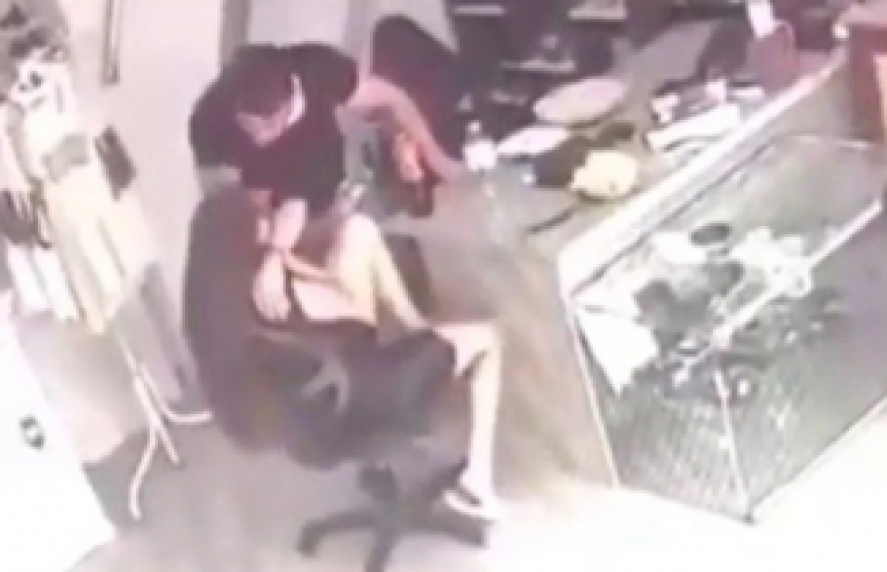 Kadına şiddet kamerada: Önce dövdü sonra hiçbir şey olmamış gibi yemek yedi