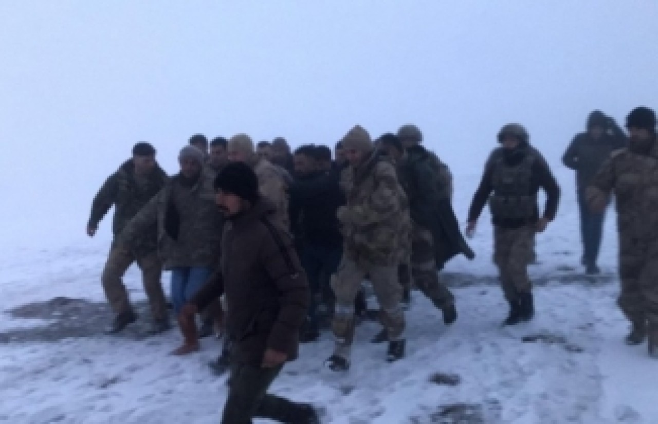 Helikoptere ilk ulaşan köylü anlattı: Ceketimi çıkararak üşümemesi için üzerine serdim