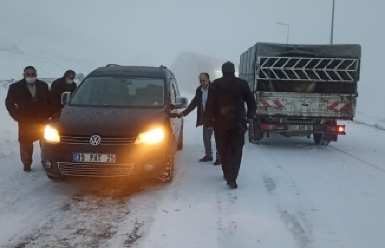 Van’da aniden bastıran kar,  sürücülere zor anlar yaşattı