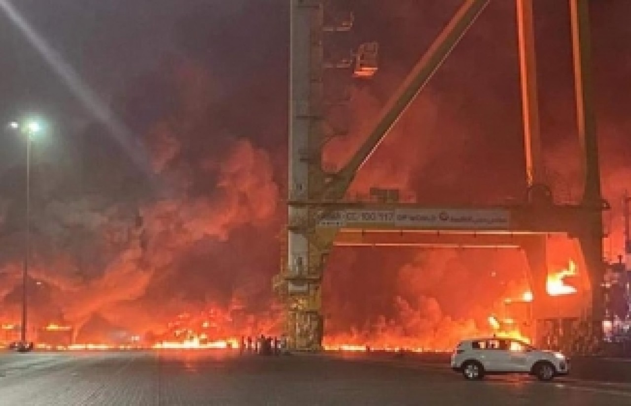 Dubai'de büyük patlama! Alevler gökyüzünü aydınlattı