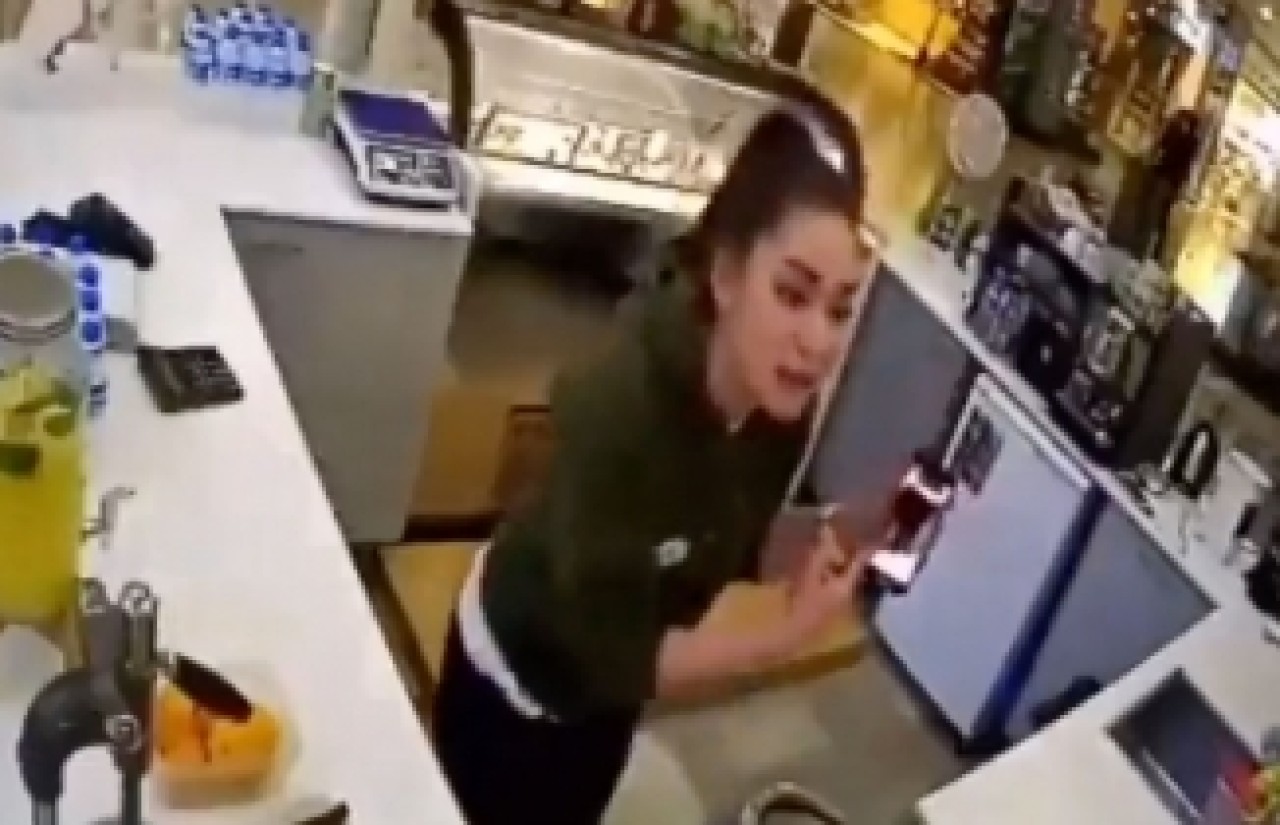 İstanbul'da bir AVM'de genç kadın,  kendisini videoya çeken sapık mülteciye dersini verdi!